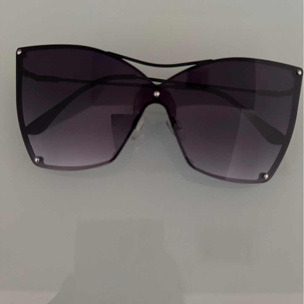 Chic Black Cat-Eye Sunglasses